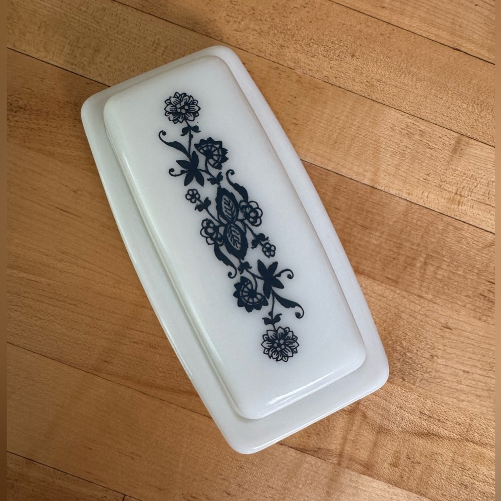 Vintage Pyrex Old Town Blue‎ Covered Butter Dish